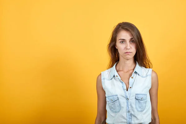 Cansado caucasiano jovem mulher em camisa jeans azul olhar triste, decepcionado — Fotografia de Stock