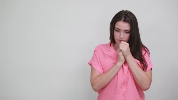 Attraente giovane donna che tiene la mano incrociata, in attesa di un momento speciale — Video Stock