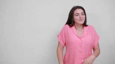 Çekici beyaz kadın dilini gösteriyor, komik görünüyor, saç kesimini düzeltiyor.