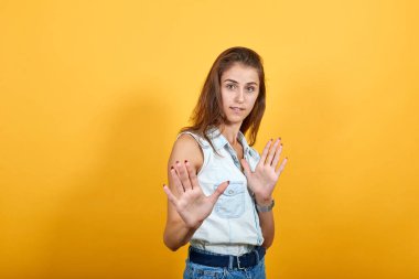 Çekici beyaz kadın dur hareketi yapıyor, duraklat..