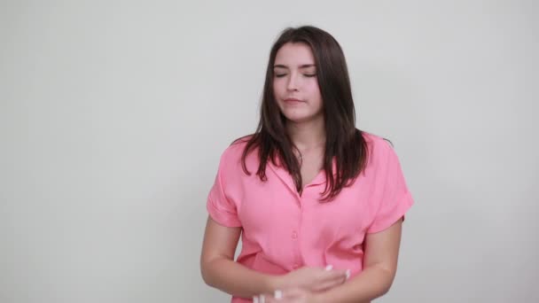 Kaukázusi sokkos nő tartja a kezét a fejen, eltakarja a száját kézzel — Stock videók
