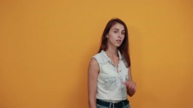 Sıkıcı beyaz kadın zafer jesti yapıyor, el ele tutuşuyor.