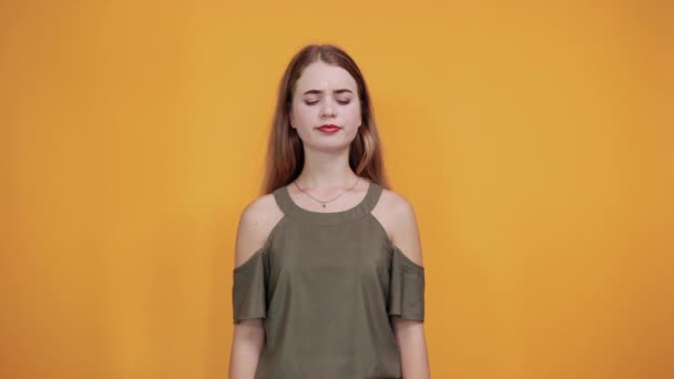 Nő alkalmi ruhák mutatják stop gesztus tenyérrel, tartja a kezét a fejen — Stock videók