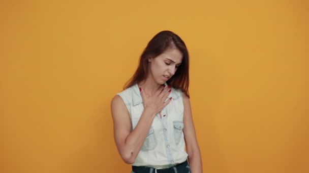 Mujer enferma manteniendo la mano en la cabeza como la temperatura, sosteniendo otros en el pecho — Vídeos de Stock