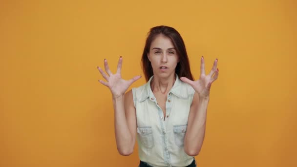 동물 동작을 하고 있는 파란 데님 셔츠를 입은 미친 백인젊은 여성 — 비디오