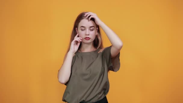 Ung vacker kaukasiska kvinna hålla hand på ansikte, modell gest — Stockvideo