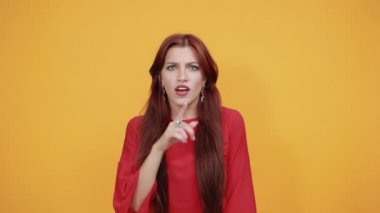 Baştan çıkarıcı ve otoriter bir kadın birini zorla susturur..