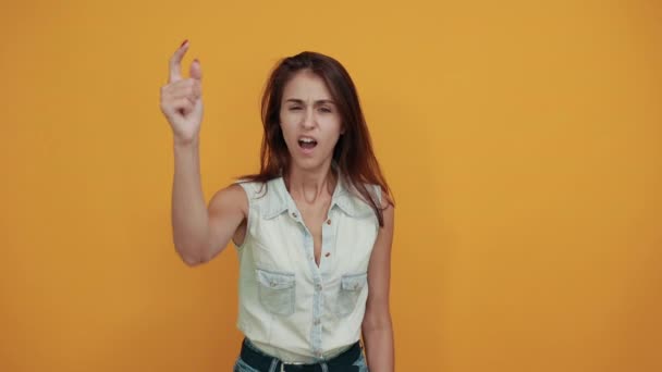 Caucasienne jeune femme en denim bleu chemise pointant caméra ar, l'air en colère — Video