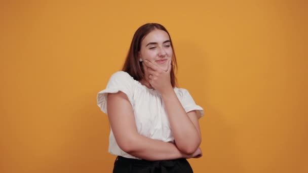 Lycklig ung kvinna hålla tummen upp, ler, ser trevlig — Stockvideo
