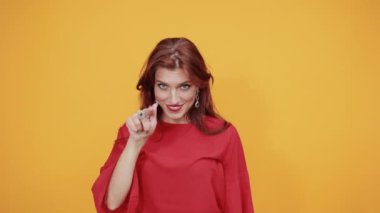 Kızıl bayan çekici ve bir insanla flört ediyor..