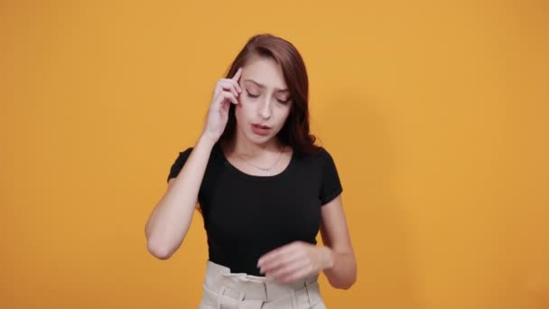 Sjukdom dam i svart skjorta, ser sjuk, hålla hand på huvudet, stark huvudvärk — Stockvideo