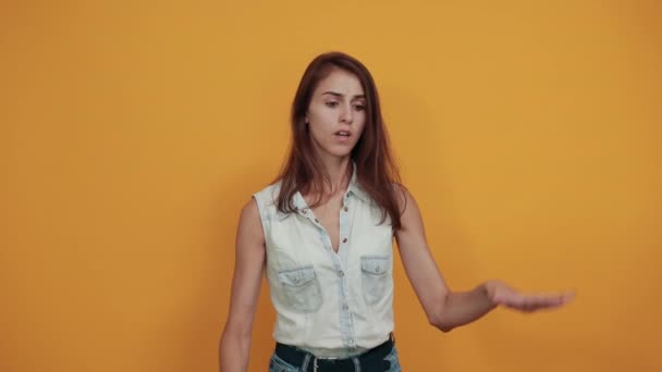 Charming caucasian young woman doing stop gesture, pause — Stock Video