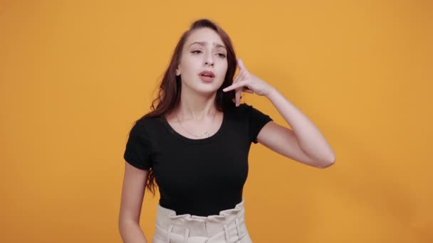 Aantrekkelijke vrouw die telefoneert, ergens over praat, handpalm vasthoudt — Stockvideo