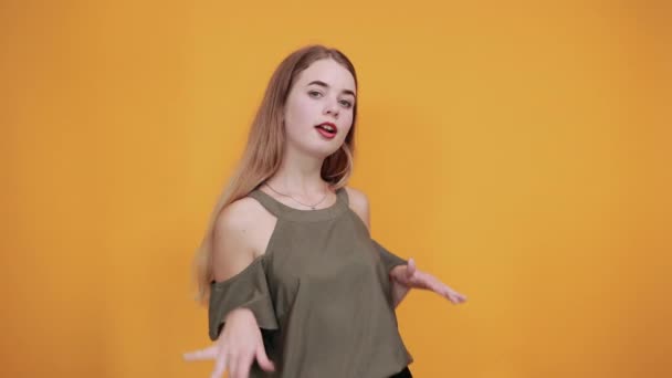 Ung hålla tummen upp på henne, ser kameran direkt lyfta händerna — Stockvideo