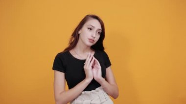 Çekici bir genç kadın. Elini çenesinden ayırmıyor, konuyu düşünüyor.