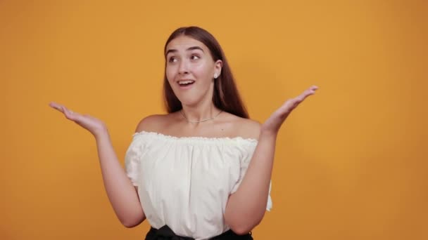 Young woman keeping hand near mouth, announcing, screaming — Stock Video