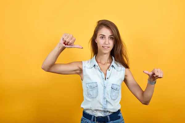 Jolie jeune femme caucasienne en denim bleu pointant sur elle-même — Photo