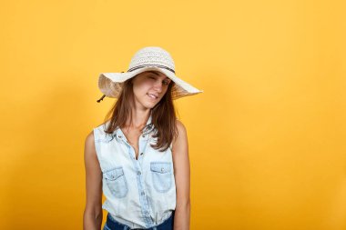 Neşeli esmer genç kadın göz kırpıyor, güzel görünüyor.