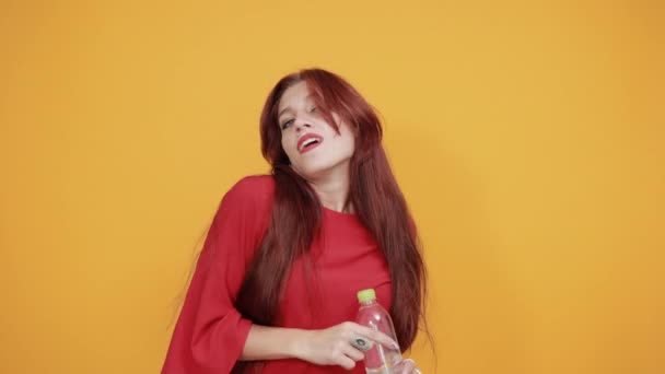 Klassisk röd dam älskar att dricka vatten. — Stockvideo