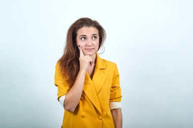 Sarı ceketli güzel bir kadın. El ele tutuşuyor, sıkılmış görünüyor.