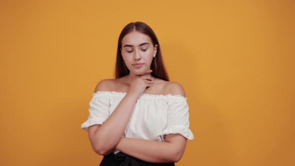 Привлекательная молодая женщина кашляла, выглядела больной изолированной на оранжевой стене — стоковое видео