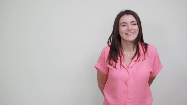 Vidám kaukázusi fiatal nő rózsaszín ing mutatja rendben gesztus, mosolygós — Stock videók
