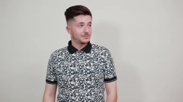 Ritratto di uomo sorridente in camicia casual che si tiene per mano sullo stomaco, ridendo . — Video Stock