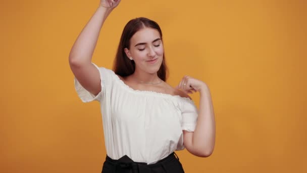 Feliz caucásico joven mujer bailando, manteniendo los puños en alto, sonriendo — Vídeos de Stock