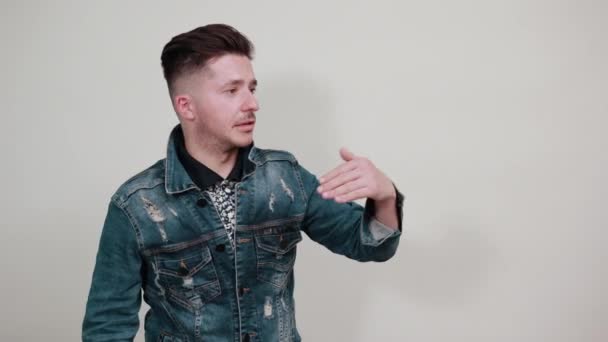 Привлекательный молодой кавказский мужчина кричит и объявляет что-то — стоковое видео