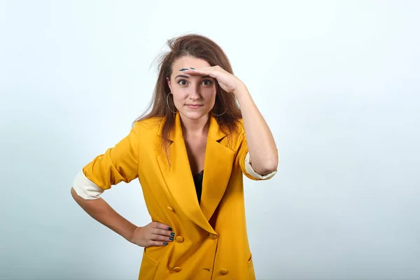 Sarı ceketli çekici bir kadın. Elini başını kaldırmıyor. Mesafeye bakıyor.