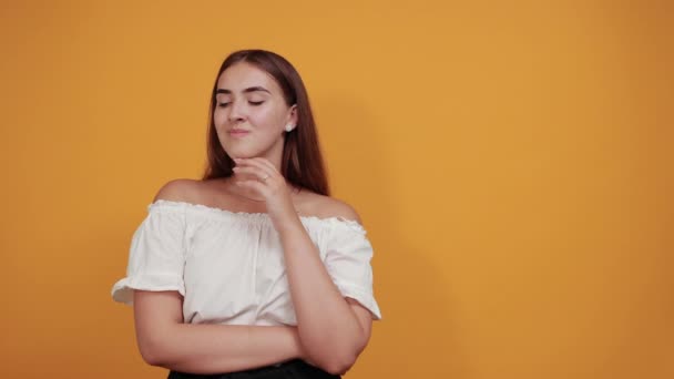 Wanita muda yang menarik perhatian tetap tangan di pipi, sakit gigi, rasa sakit — Stok Video