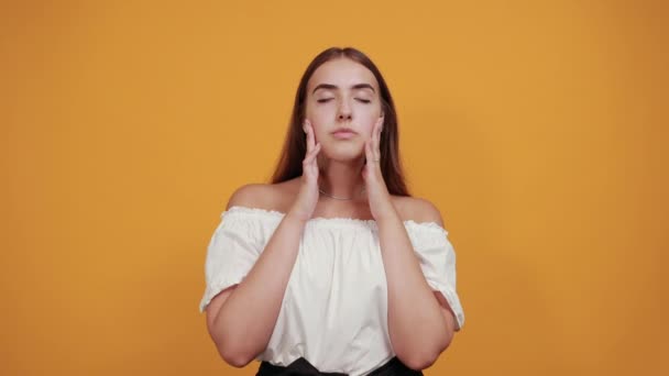 Caucásico joven mujer mantener la mano en la cabeza, dolor de cabeza, enfermo — Vídeos de Stock