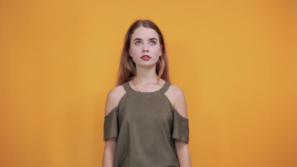 Розслаблена молода жінка в повсякденному одязі тримає очі закритими, з рукою позаду — стокове відео