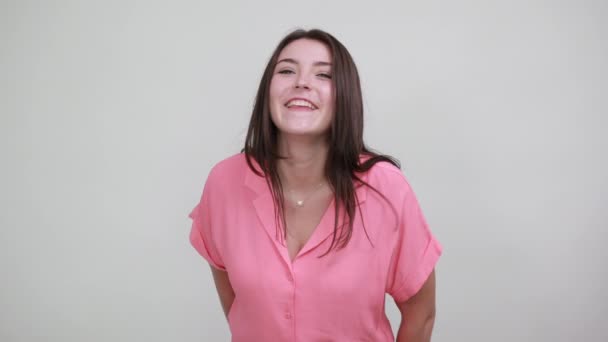 Vtipná žena drží ruku na hlavě, ukazuje rohy jako kráva na bílém pozadí — Stock video