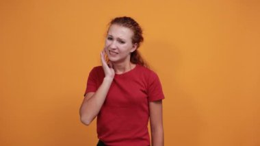 Çekici bir kadın, eli ağızda, diş ağrısı, acı çekiyor.
