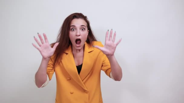 Chockad attraktiv ung kvinna med öppnad mun, visar handflatorna direkt — Stockvideo