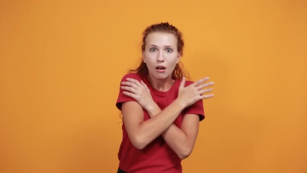 Bang vrouw houdt elkaars hand vast, omhelst zichzelf, doet geen gebaar — Stockvideo