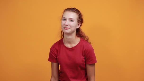 Menina bonita em camisa vermelha mostrando gesto ok, sorrindo — Vídeo de Stock