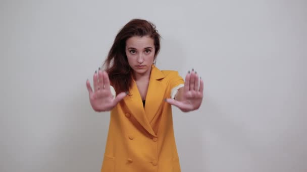Desapontado jovem mulher de casaco fazendo parar nenhum gesto . — Vídeo de Stock