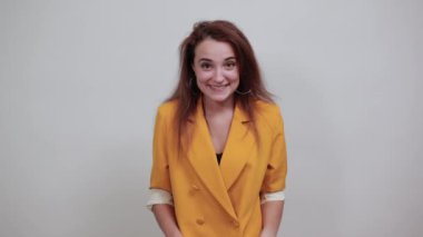 Çekici genç bir kadın elleriyle gözlerini kapatıyor, şok olmuş görünüyor.