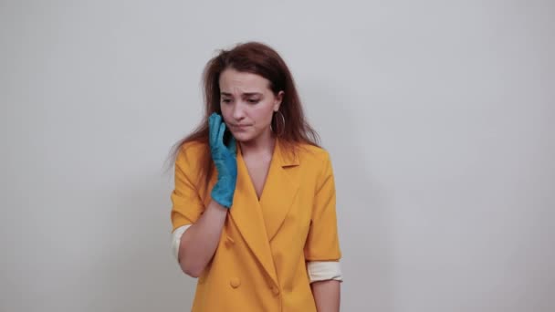 Lady tartja a kezét a száját, fogfájás, fájdalom, kéz a gyomorban — Stock videók