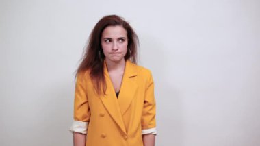 Çekici genç bir kadın yukarı bakıyor, yukarı bakıyor, hayal kırıklığına uğramış görünüyor.