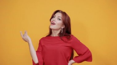 O kızıl bayanın elini uzatırken başına komik bir şey geldi..