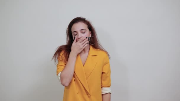 Πνιγμένη νεαρή γυναίκα κάνει χειρονομία ύπνου, δείχνοντας ευτυχισμένη — Αρχείο Βίντεο