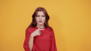 Kızıl kadın nefret ettiği bir şeyden kaçıyor..