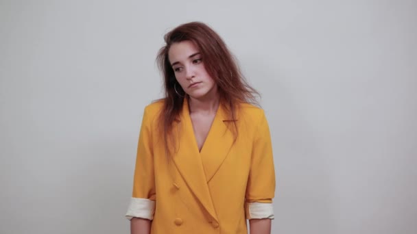 Aantrekkelijke jonge dame in mooi jasje hand op hand, kiespijn, pijn — Stockvideo