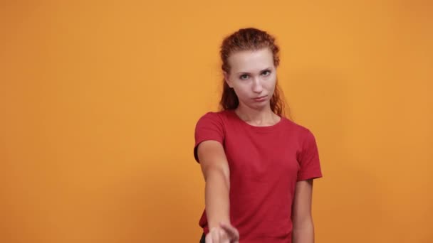 Mooie dame in rood shirt houdt vinger omhoog, geen gebaar, teleurgesteld — Stockvideo