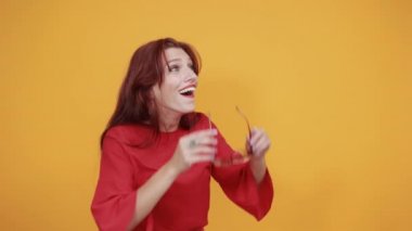 Kavurucu güneş ışığı, kızıl bayana gözlüğünü taktırıyor..