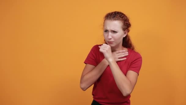 Hezká mladá dáma v červené košili kašel, vypadající nemoc — Stock video