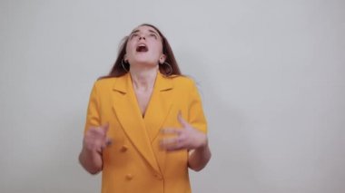 Ağzı açık, bağıran, anons eden öfkeli çekici genç kadın.